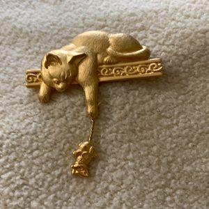 Vintage costume cat playing with mouse pin from 90’s